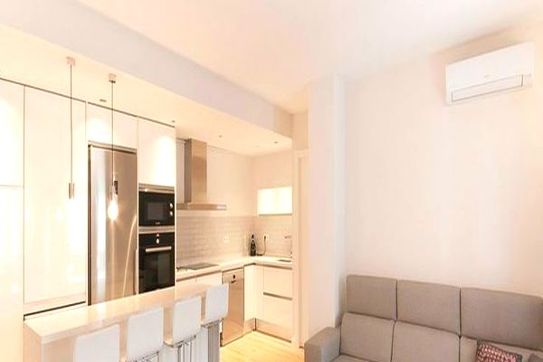 Cocina con iluminación cálida en piso Jardines Hacienda Rosario