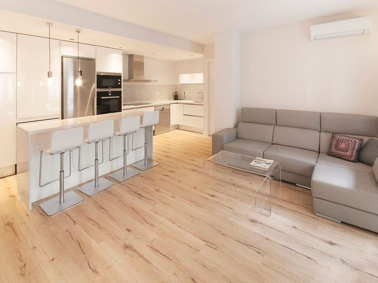 Salón con iluminación LED cálida en vivienda nueva Hacienda Rosario Sevilla